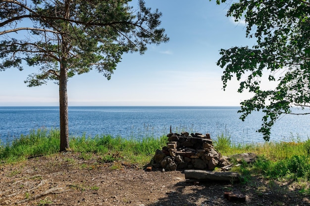 Lugar de descanso en la orilla del lago Baikal Lugar de descanso para caminatas con lugar para fogatas