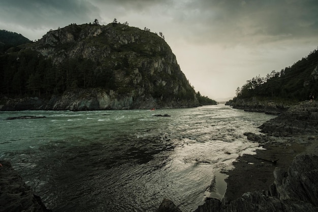 El lugar donde el río Altai Chemal desemboca en el Katun