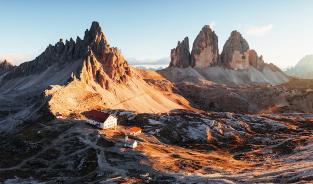 Lugar donde los turistas pueden descansar. Paisaje excepcional de las majestuosas montañas dolomitas de Seceda durante el día. Foto panorámica