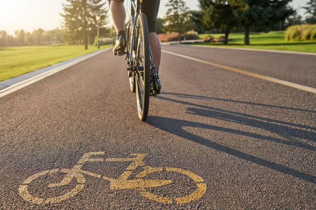 Lugar para entrenar cerca de un cartel de bicicleta dibujado sobre asfalto ciclista profesional masculino