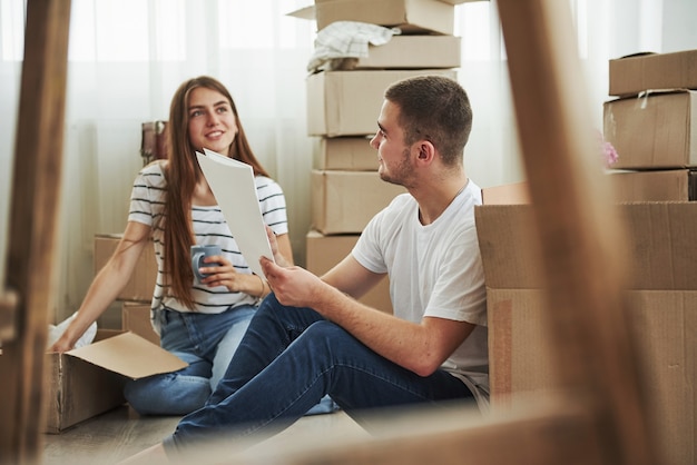 Este lugar es nuestro ahora. Pareja joven alegre en su nuevo apartamento. Concepción de mudanza.