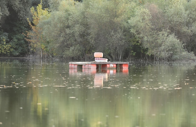 lugar flotante para relajarse en el lago