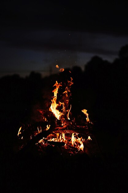 Foto lugar de fuego en la oscuridad