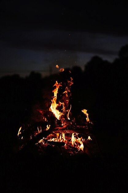 Lugar de fuego en la oscuridad