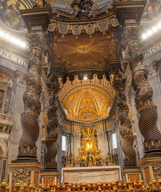 Lugar interior da igreja cristã de oração e fé