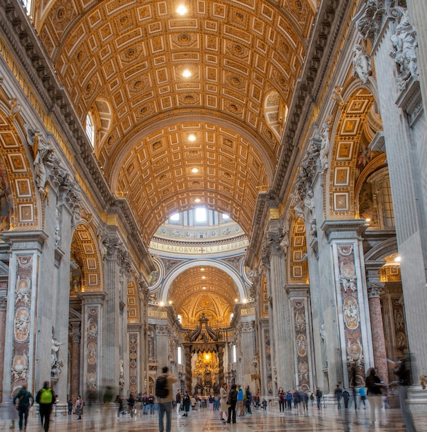 Lugar interior de la iglesia cristiana de oración y fe