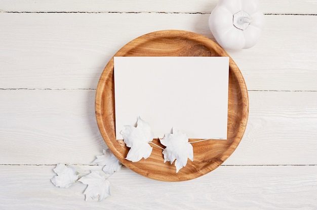 Lugar de madera con hoja blanca de papel.