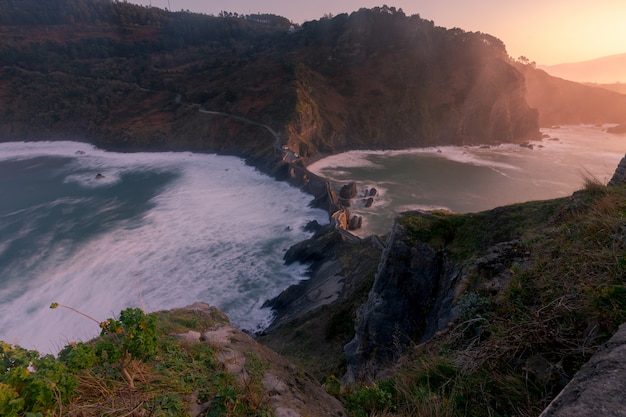 El lugar más famoso de la costa vasca, Gaztelugatxe en Bizkaia, País Vasco.