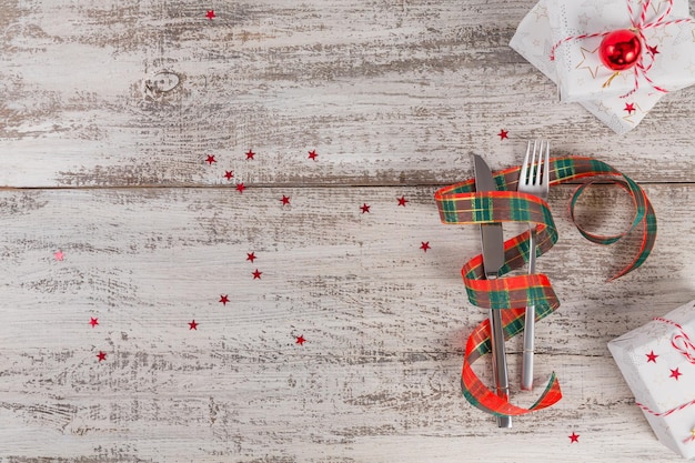 Lugar de mesa de invierno con adornos de Navidad o Año Nuevo