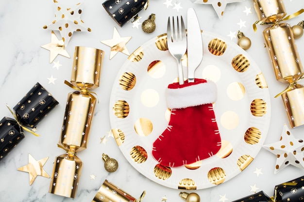 Lugar de mesa de Navidad con galletas y calcetín