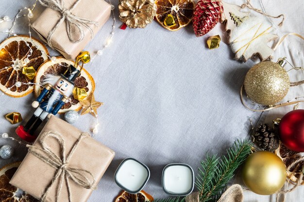 Lugar de Navidad, concepto de naturaleza, artesanía, ecología, materiales, ajuste con cinta y adornos navideños