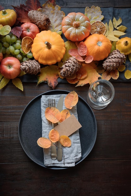 Lugar de otoño con hojas y calabazas