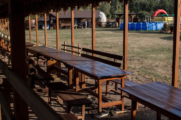 Lugar para almoço na fazenda com mesa