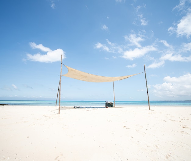 Lugar perfeito sob a sombra em uma bela praia tropical