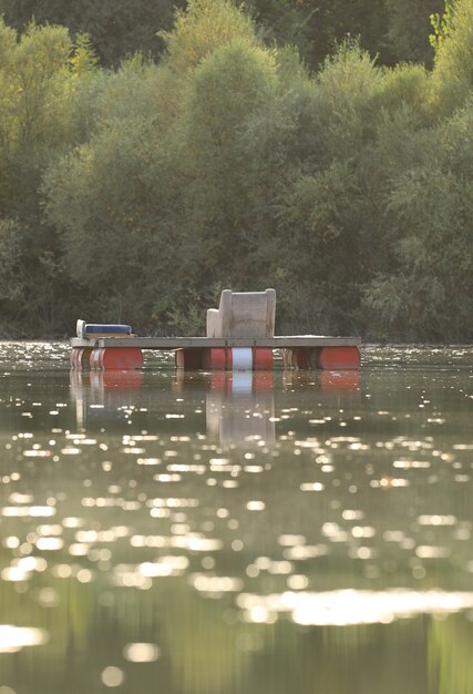 lugar de pesca flotante en el lago