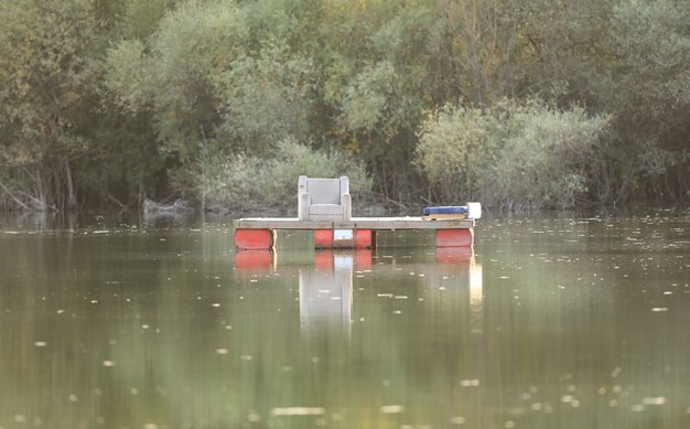 lugar de pesca flotante en el lago