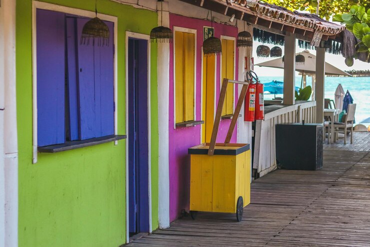 Foto lugar público para uso diurno com espreiteiras, bares e restaurantes em mucuge arraial dajuda