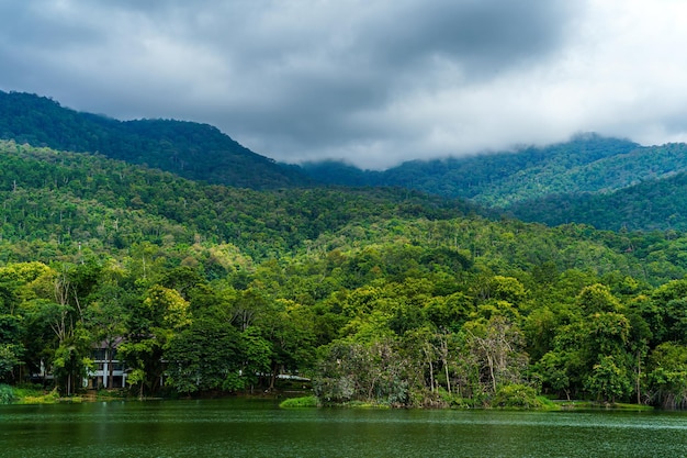 Un lugar público, viajes de ocio, paisajes, vistas al lago en la Universidad Ang Kaew Chiang Mai y el bosque natural Doi Suthep. Vistas a la montaña. Fondo de cielo nublado de primavera con nubes blancas.