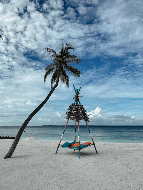 Foto un lugar relajante en la playa cerca de las palmeras