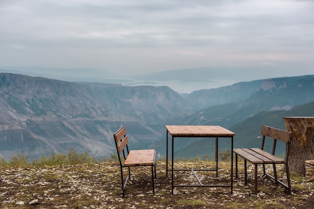 Foto un lugar para relajarse con una hermosa vista a las montañas.