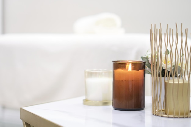 Lugar para relajarse en el moderno centro de bienestar velas toallas mesa de masaje
