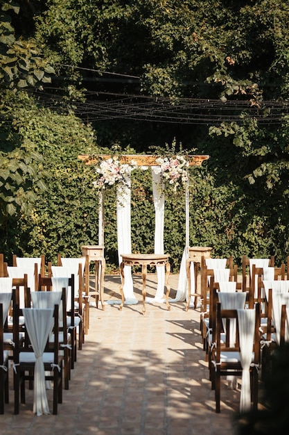 Lugar rústico para bodas y pasillo en un jardín antes de la ceremonia.