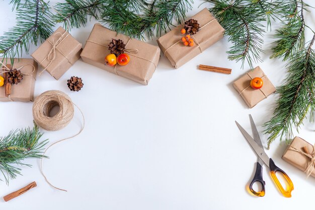 Lugar para el texto sobre un fondo blanco donde se encuentran los regalos de Navidad