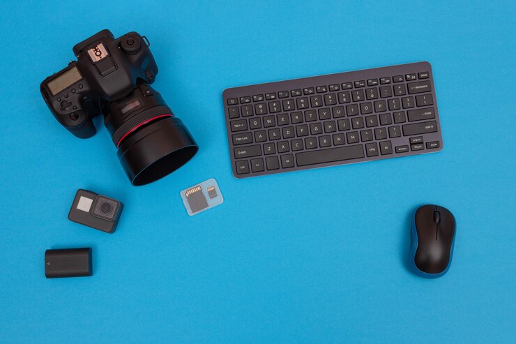 Foto lugar de trabajo con aparatos digitales en mesa azul