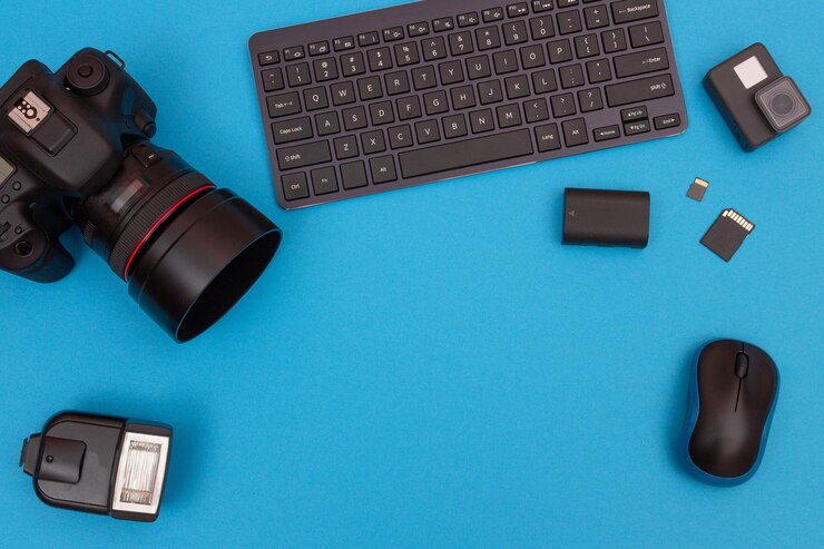 Foto lugar de trabajo con aparatos digitales en mesa azul