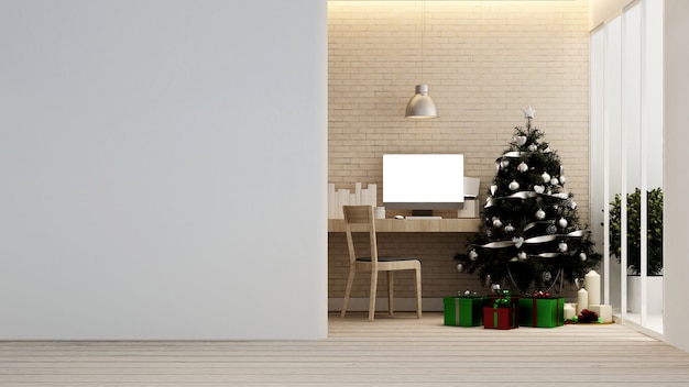 Lugar de trabajo con árbol de Navidad y caja de regalo en casa o apartamento