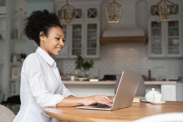 Foto lugar de trabajo en casa y dispositivo freelancer navega por internet en un descanso