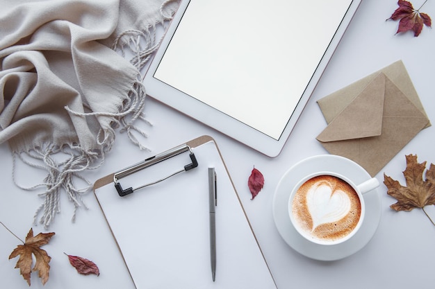 Lugar de trabajo en casa con taza de café