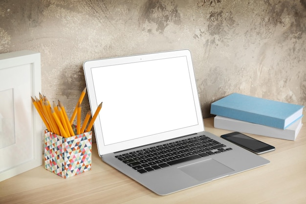 Lugar de trabajo cómodo con una computadora portátil moderna