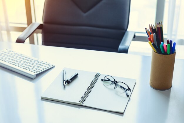 Lugar de trabajo con computadora en la habitación.