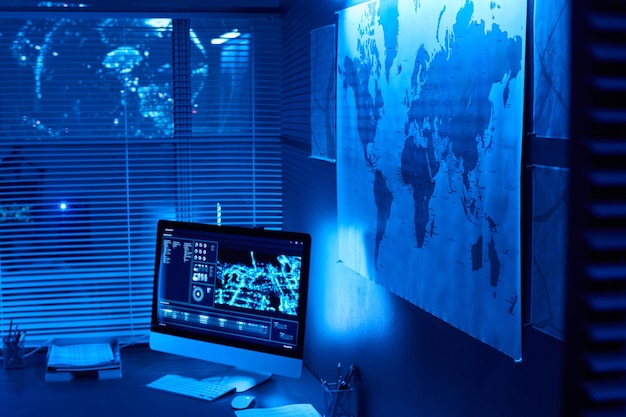Lugar de trabajo con computadora y mapa