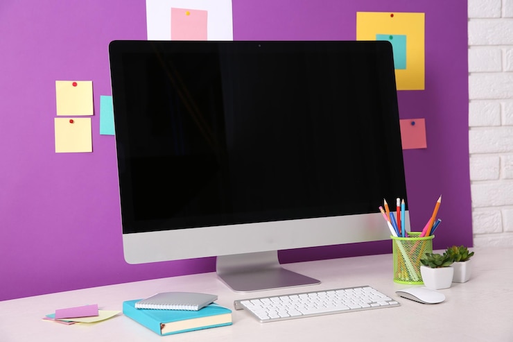 Foto lugar de trabajo con computadora moderna de cerca