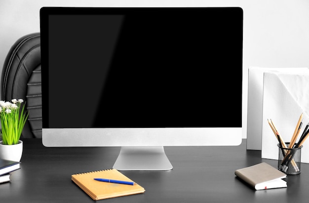 Lugar de trabajo con computadora moderna en la mesa