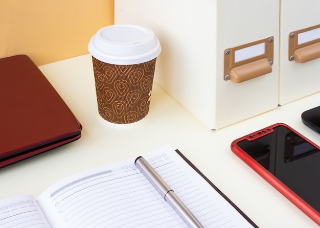 lugar de trabajo con una computadora portátil, una computadora portátil y una cámara. Trabajar en casa