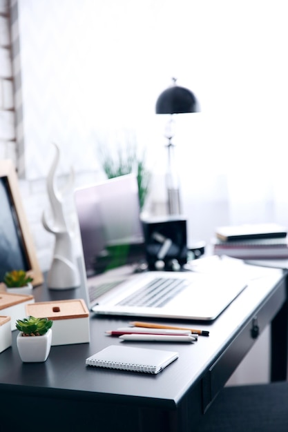 Lugar de trabajo con computadora portátil en la mesa en casa