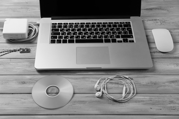Foto lugar de trabajo con computadora portátil y otros accesorios de computadora sobre fondo de madera