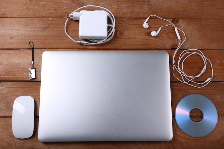 Foto lugar de trabajo con computadora portátil y otros accesorios de computadora sobre fondo de madera