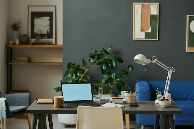 Lugar de trabajo con computadora para trabajo remoto en sala de estar moderna