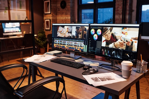 Lugar de trabajo del diseñador con computadoras en la mesa.