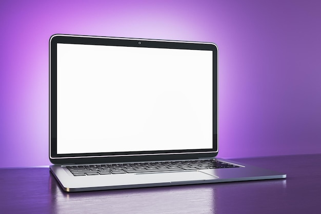 Lugar de trabajo de diseñador púrpura creativo con pantalla de portátil simulada blanca en blanco Representación 3D