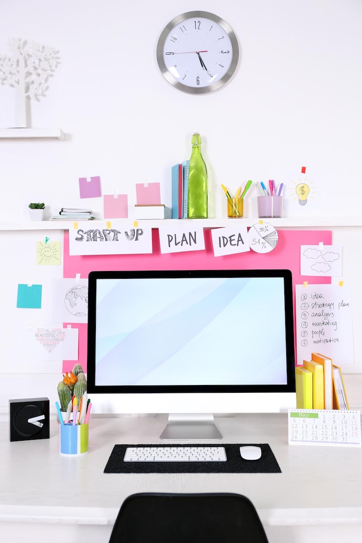 Foto lugar de trabajo elegante con computadora y decoración de interiores