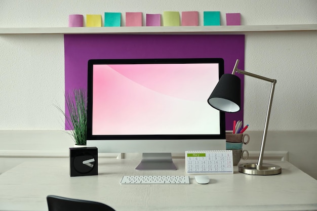 Lugar de trabajo elegante con computadora y decoración de interiores