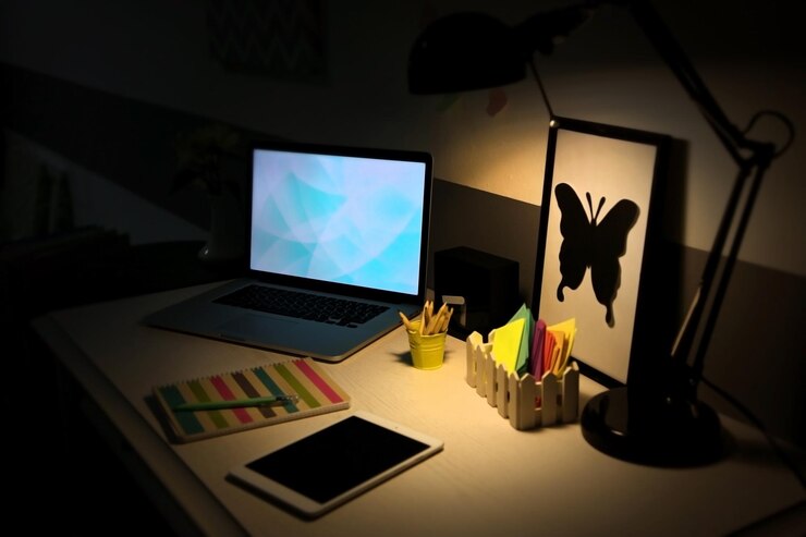 Foto lugar de trabajo elegante con computadora portátil en casa