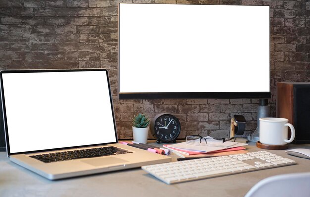 Foto lugar de trabajo elegante con computadora portátil con pantalla blanca en blanco y suministros pantalla vacía para su diseño publicitario