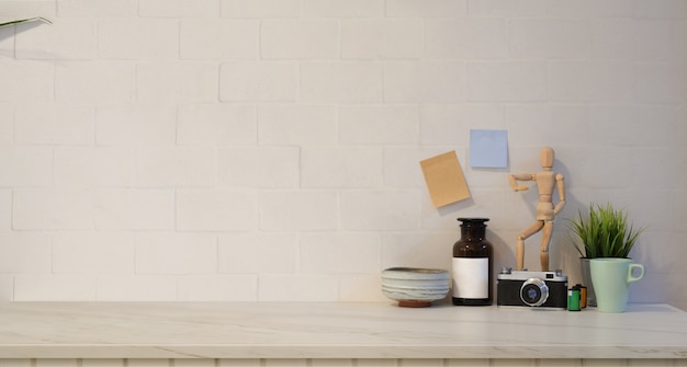 Lugar de trabajo elegante mínimo con fondo de pared de ladrillo blanco