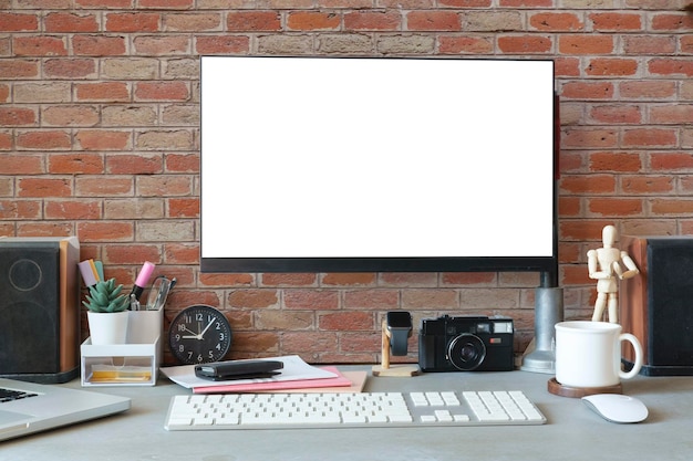 Lugar de trabajo elegante con papelería de cámara de computadora y taza de café Pantalla en blanco para su diseño